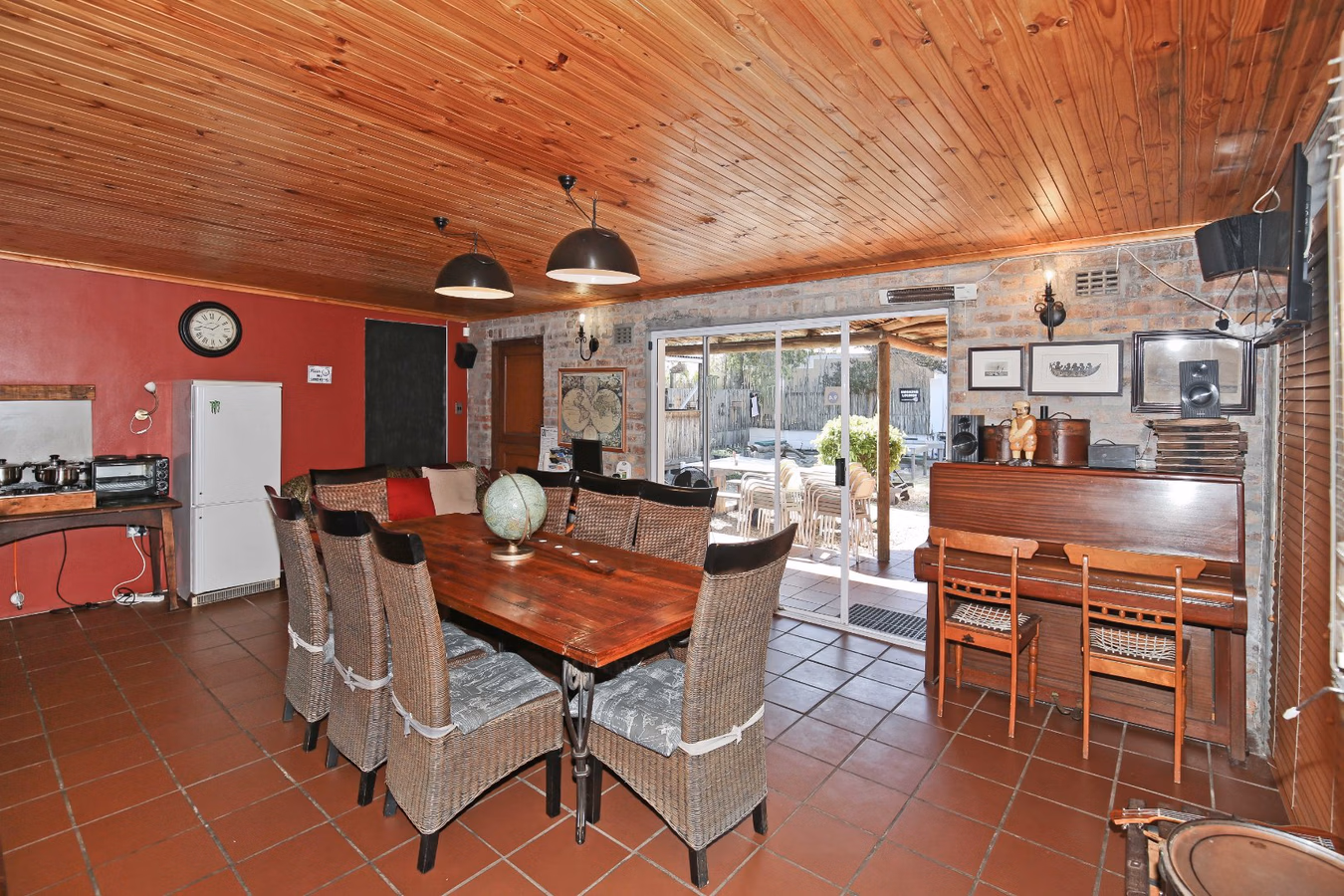 6 Bedroom House For Sale in Mangweni