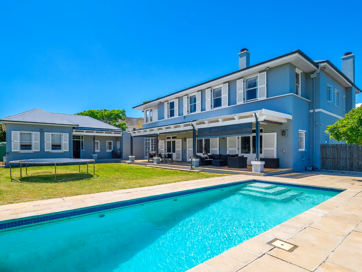 6 Bedroom House For Sale in Mangweni