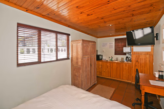 6 Bedroom House For Sale in Mangweni