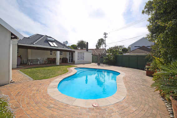 5 Bedroom House For Sale in Mangweni