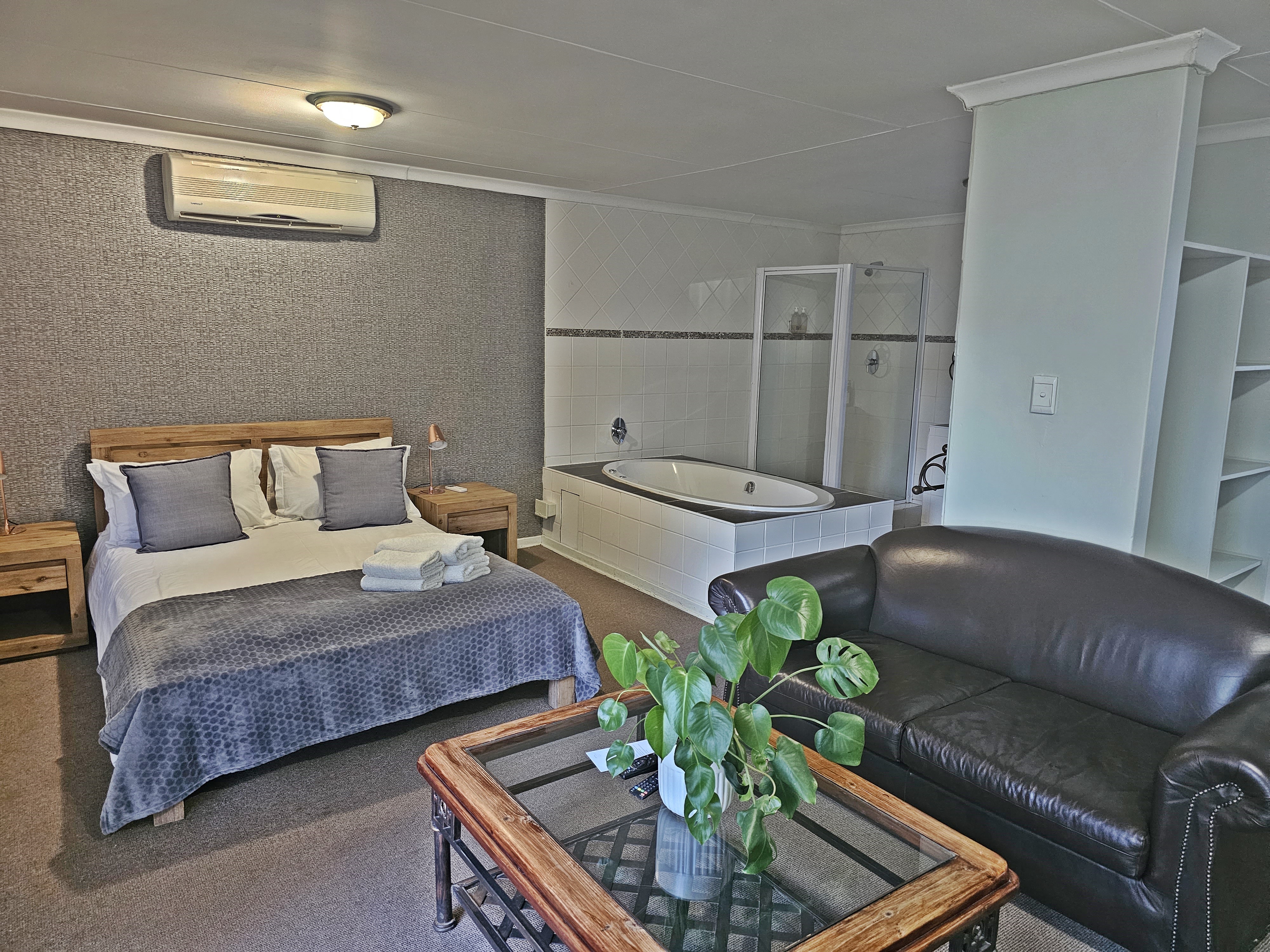 2 Bedroom Apartment For Sale in Ottery
